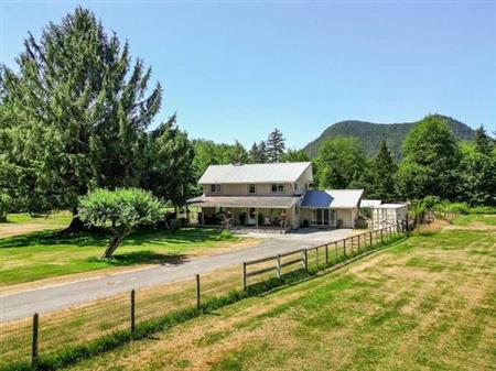 Large Family Home on Large Acreage!=COASTRENTALS.CA=