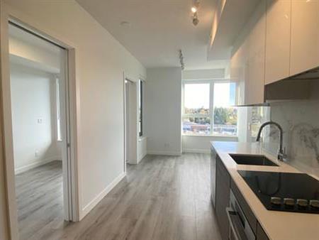 Surrey highrise 1 bed condo close to gateway skytrain