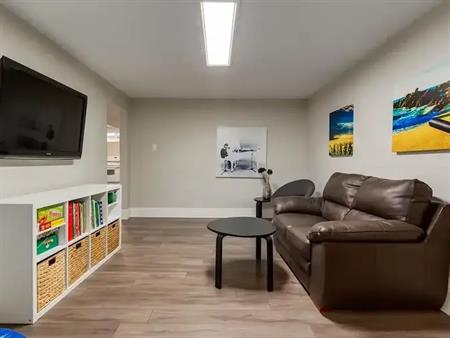 Cozy and Renovated Lower Level Suite | Calgary