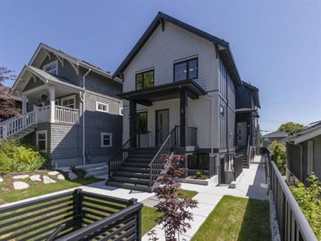 3 Bed 3 Bath home just off Commercial Drive