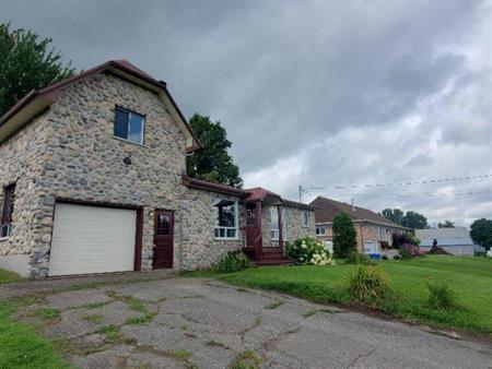 Sainte-Marie (Beauce) Maison à louer 5 chambres, non chauffé,non-éclairé, chauffage électrique,poêle à bois,garage,grand terr