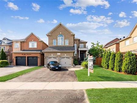 Specious 2Storey 4Bedroom House In Jefferson Richmond Hill!