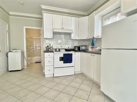 BRIGHT 1 bedroom Garden Level Suite (Burnaby/ Vancouver) | 3768 Elmwood Street, Burnaby