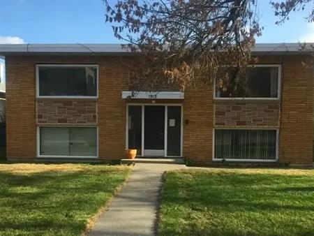 Renovated, top floor 2 bedroom apartment in great Altadore/Marda Loop location. | 1915 42nd Ave SW, Calgary