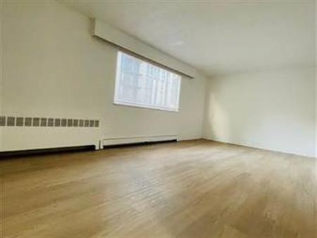 SPACIOUS 1 BDR APT NEAR METROTOWN, TRANSIT & SHOPS