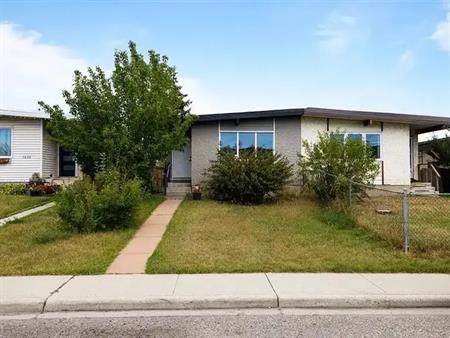 3 Bedroom Bungalow in Bowness | North - 3624 67 Street Northwest, Calgary