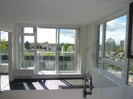 Apartment for Rent: Bright and Modern 1-Bed + Den Unit in Collingwood