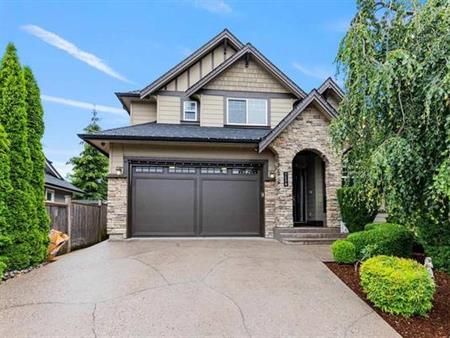 Langley Willoughby large 4 bed 3.5 bath single house (upper floor)