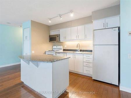 Yonge/Sheppard Well Maintained 1Bdrm Open Concept Layout Near Subway