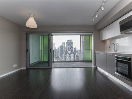 Sleek Modern 1 bed/1bath 21st floor w views @ 999 Seymour