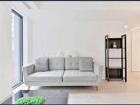 Yonge/Richmond-Spacious Bright 1Bdrm + Den 1Bath