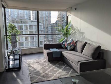 Downtown 1 bedroom and den furnished