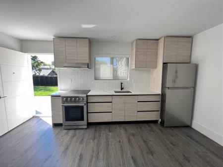 Clean & Modern 2 Bedroom & 1 Bath Suite