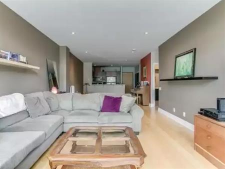 Parkwood Residences Modern HOME! | 44 Bond Street West, Oshawa