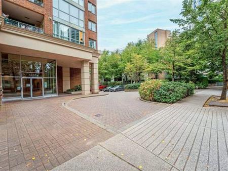 Large 2 Bedroom&Den Condo for Rent in Burnaby Metrotown