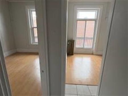 2.5 apartment for rent in downtown Montreal 1 closed bedroom!