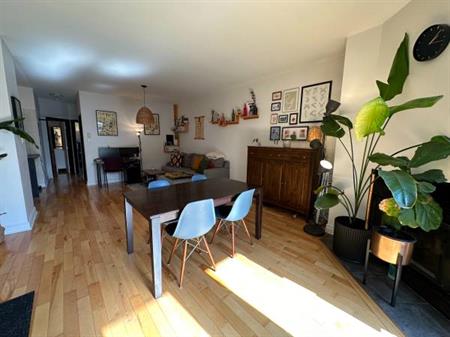 Grand condo 4 1/2 1 min Métro Laurier, tout meublé