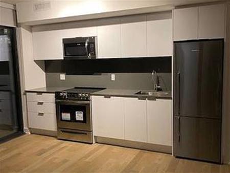 Yonge/Richmond Executive 1Bdrm +Den Gourmet Kitchen Spa-Like Bath