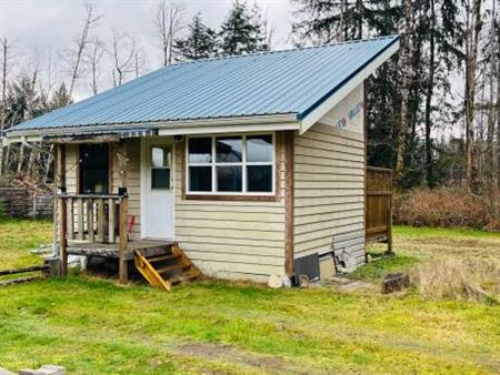 Cozy Cabin on 5-Acre Hobby Farm - Perfect for Minimalist Professional