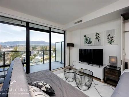 Stylish Studio with Stunning Mountain Views and Balcony in Lonsdale