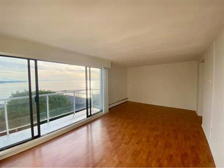 White Rock Ocean View Spacious 750sqft 1 Bedroom Corner Unit Apartment