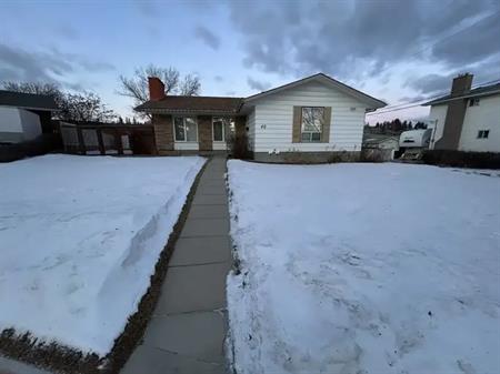 Bright and spacious mainfloor for rent in Dalhousie NW | 48 Dalzell Place Northwest, Calgary