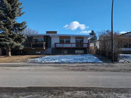 Open Space 3 Bedroom Modernized Duplex | Calgary