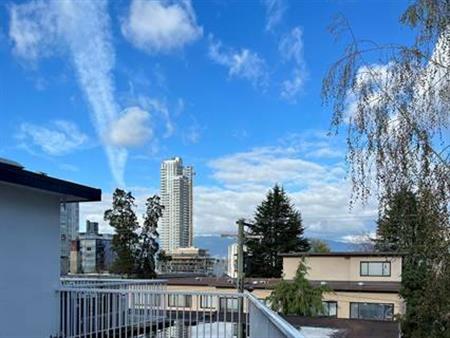 2 Bedroom Penthouse with large deck (South Granville)