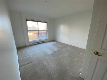 3rd Floor Corner Unit - 2Bedroom/2Bath