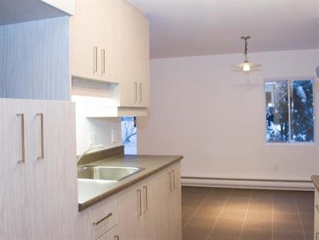TRÈS GRAND 4 ½ EN COIN À CHARLESBOURG 976 pi2 - ENTIÈREMENT RÉNOVÉ 1495$/MOIS TOUT COMPRIS ! POUR AOÛT