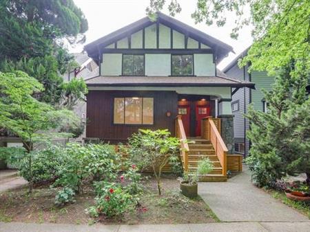 Modern townhome in the gorgeous neighborhood of Kitsilano point!