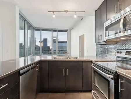 Luxury 2 bedroom on 32nd floor with Rocky Mountain & City views (Victoria Park) | 3201 - 210 15 Ave SE, Calgary