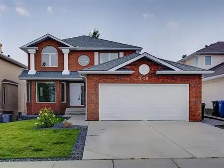 1923 sf Excutive home 3 bdrms+1den near golf course | 218 Valley Ridge Green Northwest, Calgary