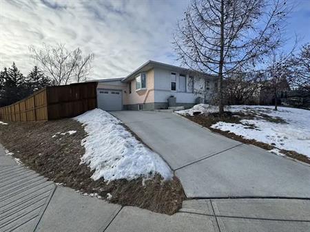 Prime Location! Quiet and Convenient 3-Bedroom Home | 1951 Glenwood Drive Southwest, Calgary