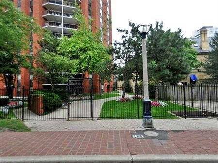 77 MAITLAND PLACE! LARGE 2BEDS,2BATHS, LARGE BALCONY,DOWNTOWN TORONTO