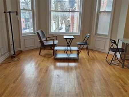 Bright 1Bdrm/Deck/Fire Place on Bedford Rd April 1st