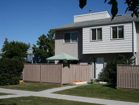 3 Bedrooms Townhouse in Acadia! close to South Centre.