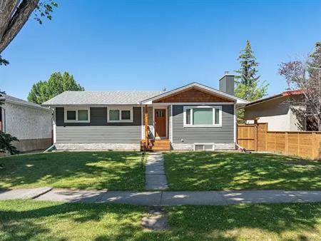 Beautiful Fully Renovated Fully Furnished 4 Bedroom Home for Rent in Varsity | Calgary