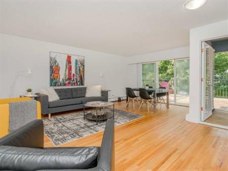 Kitsilano - PENTHOUSE -2 BIG Decks -Laundry - Dishwasher -Bright-Quiet