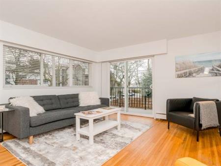 Kitsilano-Character-Private-BIG BALCONY-Wood floors-DISHWASHER -BRIGHT