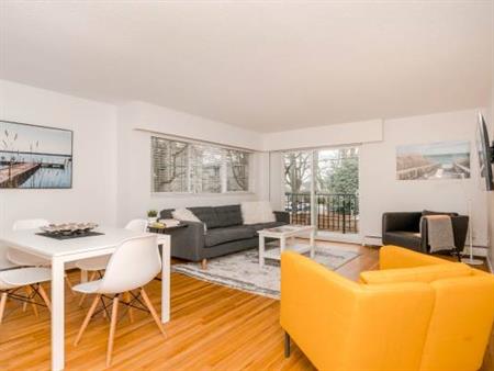 Kitsilano-Character-Private-BIG BALCONY-Wood floors-DISHWASHER -BRIGHT