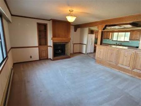 3 bedroom / 2.5 bathrooms 2000 sqft. upper home