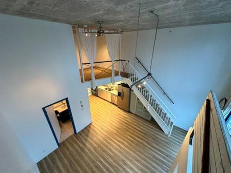 (DPMonline.ca) High-Floor NYC Style Loft! Two-Levels w/ Den AND Flex!