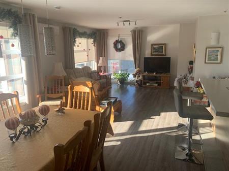 Grand condo à louer 4 1/2 St-Eustache, 4 iem étage, ascenseur