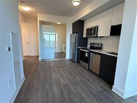 Hurontario & Burnhamthorpe Rd E New Unit Bright 2Bdrm Laminate Floor