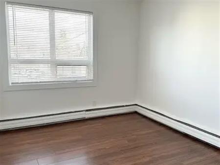 SAIT, University 6 min drive 3 BR Highwood Apartment for rent. Washer / Dryer | 64 Holmwood Ave NW, Calgary