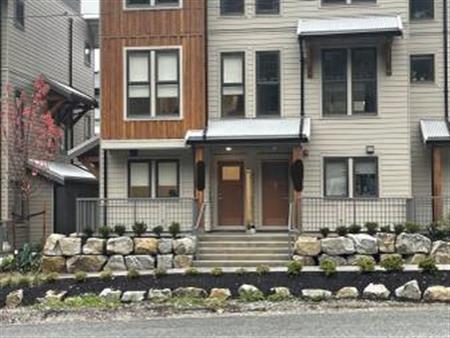 3 bed + den, 2.5 Bath Townhouse (ID TP 408)