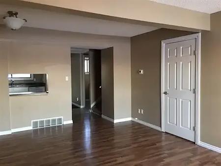 Spacious 3 -Bedroom Townhouse | 418 Dunluce Road Northwest, Edmonton