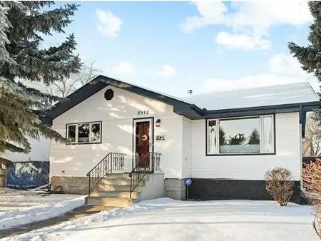 Four-bedroom, 2 full bath home with a HUGE GARAGE in sought after Kenilworth | 8512 71 Street Northwest, Edmonton