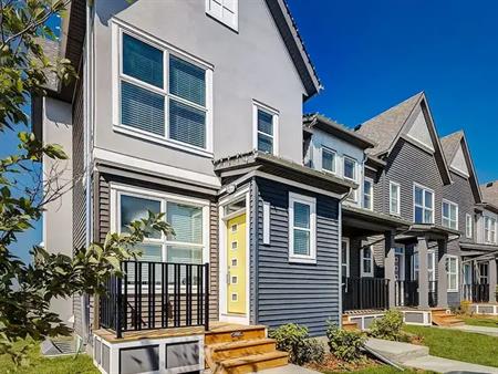 New 3BR town house w/Garage, a/c, 3mins walk to bus/ 15mins driving to Airport | Calgary